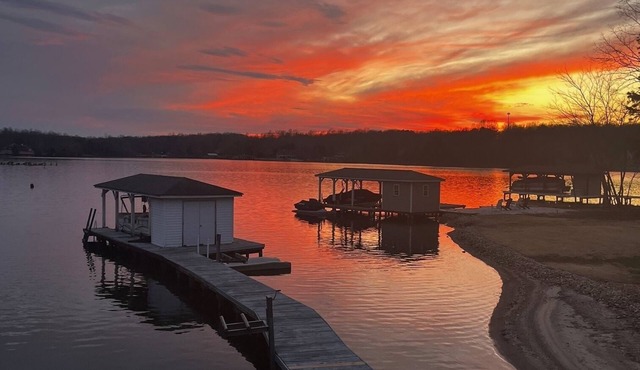 NEW Lakefront Home, Hot Tub, Kayaks, Game room, Firepit