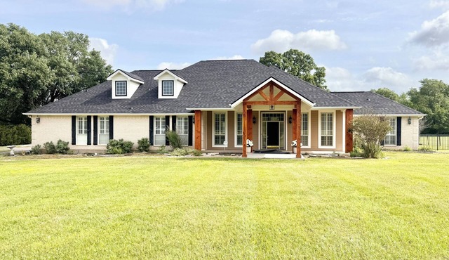 New Listing 6-bedroom on 3.5 acres,sleeps 25 Pickleball, poker, pool table