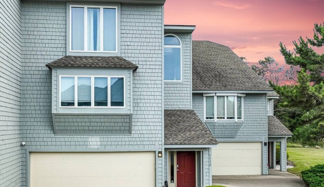 New Listing✦Walk to Beach ✦ Corolla Light Resort Pools✦ Hot Tub ✦ Bikes ✦ Kayaks
