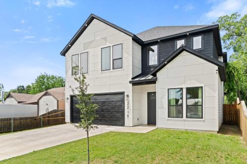 New Luxury 5BR 8BD Home Near Airport, Sleeps 10 plus
