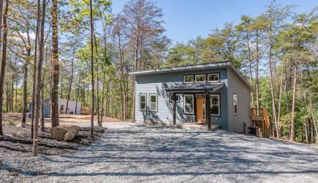 New Luxury Modern 2BR cabin near Chimney Rock!