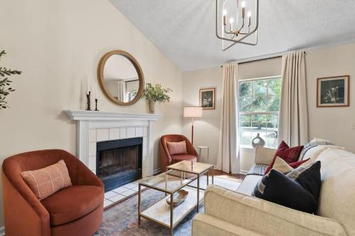 New Meets Nostalgic - Adorable Cottage Sleeps 8