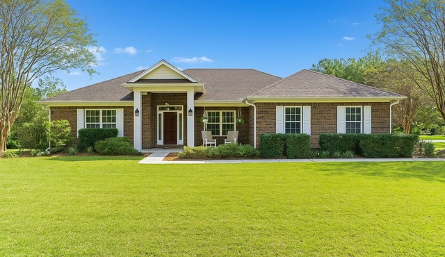 NEW - Southern Oaks Retreat - King Suite, Theater, Massage Chair - LUXURY STAY