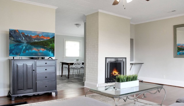 Newly remodeled 2 bedroom minutes to downtown Marion