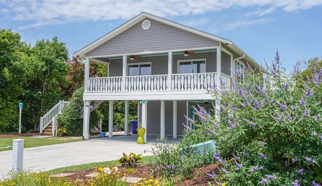 Newly Remodeled, Seaside Cottage, 2nd Row, just steps from the Best Beach in NC!