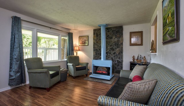 NEWLY TOTALLY RENOVATED in Lithonia, sleeps 8 people 10 parking's.! WIFI