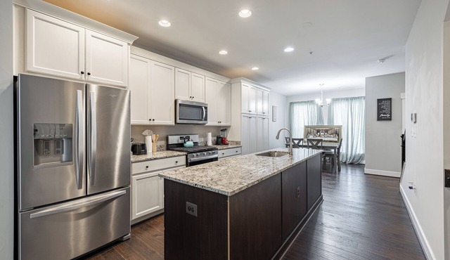 NICE Gorgeous Townhouse 4BR with Private Garage