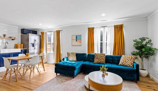 Oasis 1BR w/Pool Firepit Fenced YRD & Full Kitchen