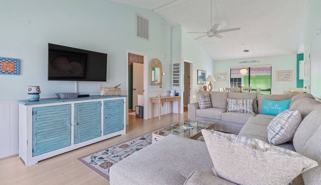 Ocean Vibes: Pet-Friendly, Walk to Beach + Pool