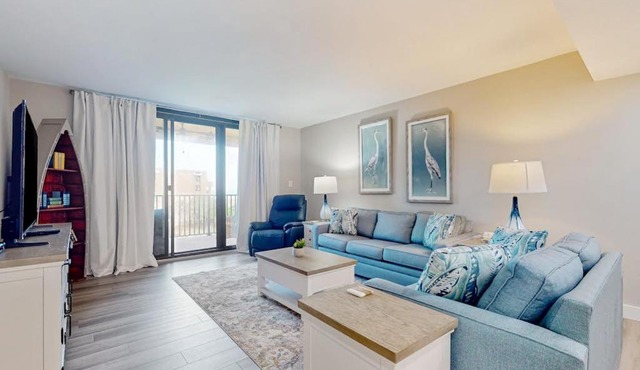 Ocean view condo at beachfront resort with pool hot tub pickleball & tennis