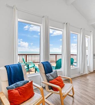 Oceanfront 2BR Cottage w Sunsets Views Comfy and Pet and Family Friendly