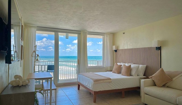 Oceanfront Studio, Beach & City Views, Jacuzzi, Heated Pool, Direct Beach Access