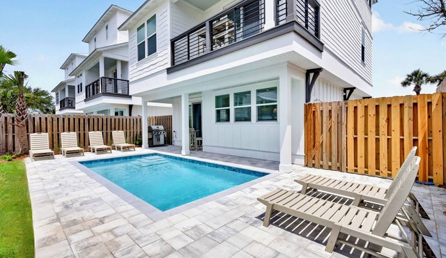 Oceans East: Private heated pool, Free golf cart, 1 min beach, Game & Bunk rooms