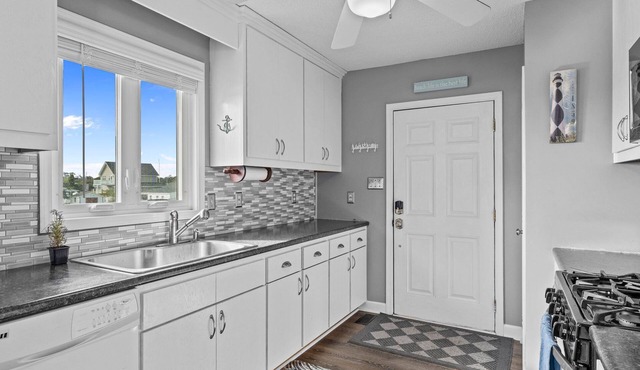 Oceanview - 3bed/2bath - Fantastic location on Harkers Island + brand new decks!
