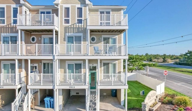 Oceanview Townhome w/Decks & Pool Access