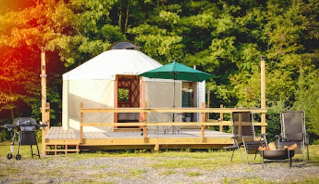 OffGrid Glamping Yurt with mountain views on Doe River & Historic Tweetsie Trail