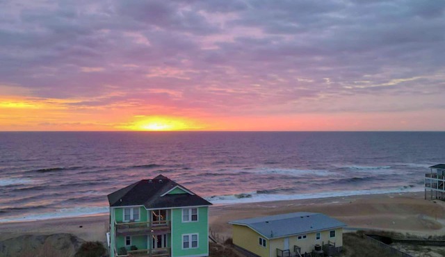 ON THE BEACH! Spiritual Sunrises and Glorious Sunsets, dogs welcome!