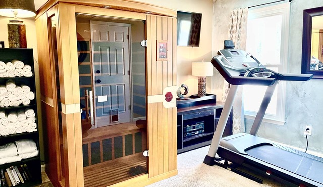 Pamper Yourself in a Spa like home (Hot tub, Sauna, Mini-Gym) Great location!