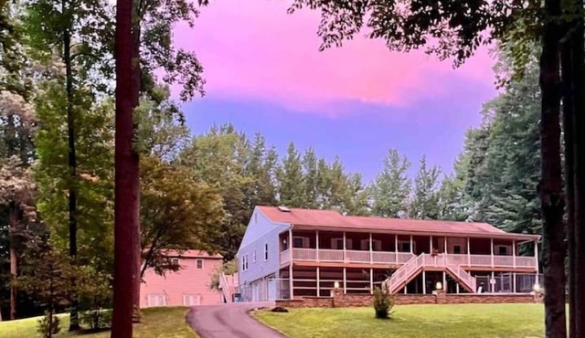 Peaceful & Serene, beautiful views.multi-family home w separate apartment