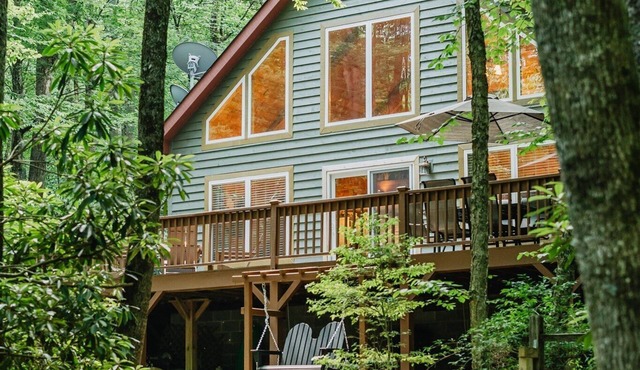 Peaceful Cabin, Hot Tub, Fire Pits, Prime Location!