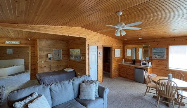 Peaceful Log Cabin Perfect for Cozy Couples' Retreat | Scenic Riverfront