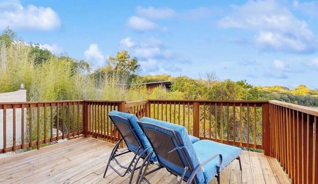 Peaceful retreat on Lake Travis with amazing views near wineries & distilleries