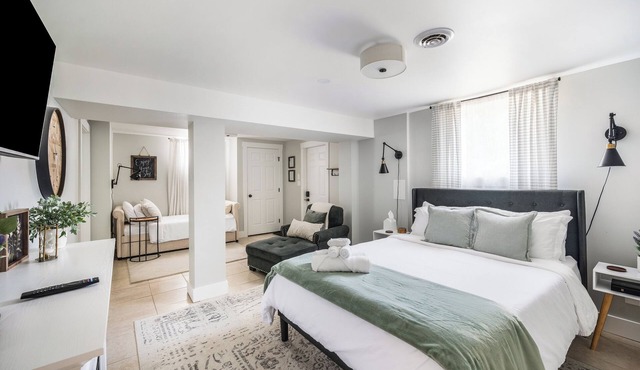 Perfect 1 Bedroom - Kitchentte | Near LU | 2 TV's | Living Space w/room to Work | 3 Beds | by Saydrajanes Properties