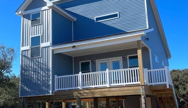 Perfect 3-bedroom house on 4x4 carova beach. 4x4 advised. Pets okay with a fee.