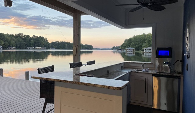 Perfect! Waterfront Cottage-2 story boathouse w/Bar - off main lake!