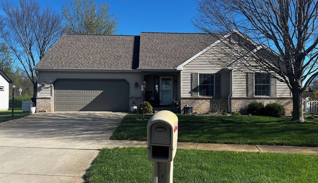 Pet friendly, 2-BDRM house 4 miles West of airport, with fenced in back yard