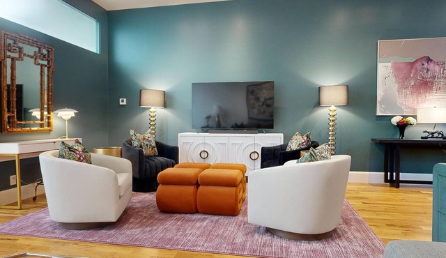 Pet-friendly 2 King Beds/2 Full Bath 2,600 sq. ft + Free Parking