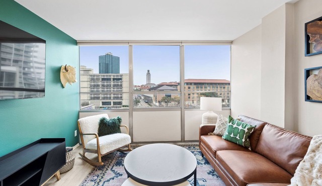 Pet-friendly, 2 king beds in Downtown Austin with 1 gigabit Wifi