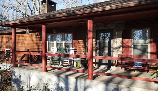 Pet-Friendly 3 Bedroom Home with Fireplace