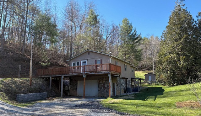Pet-friendly 3-bedroom house in Hampton, Tennessee