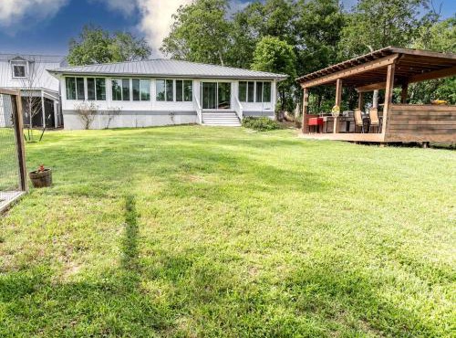 Pet-Friendly Cabin on the Banks of the Colorado River in Bastrop, TX