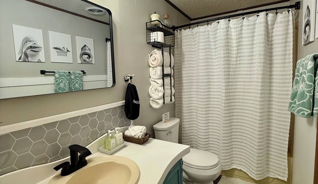 Pet-Friendly Family Escape- Minutes to Wildwood! Fire-pit Sleeps 5