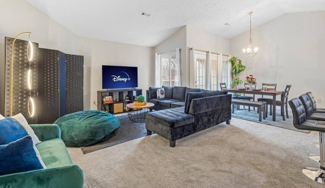 Pet Friendly Getaway w/Disney+ Mins To DT Sleeps 5
