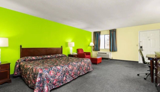 Pet-Friendly King Bed Room w/Microwave near The Mint Gaming Hall Kentucky Downs