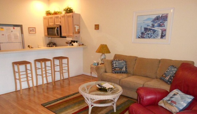 Pet-Friendly lower level Villa at Sunset Beach