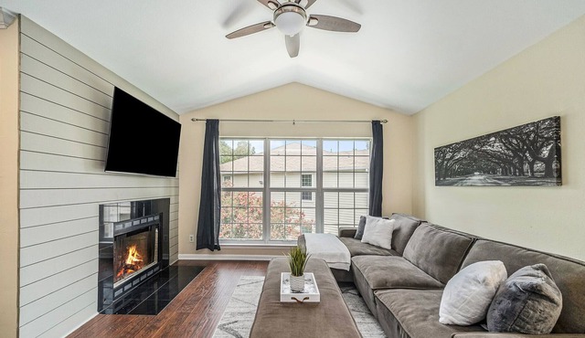 Pet Friendly One Bedroom with Pool - Close to Downtown
