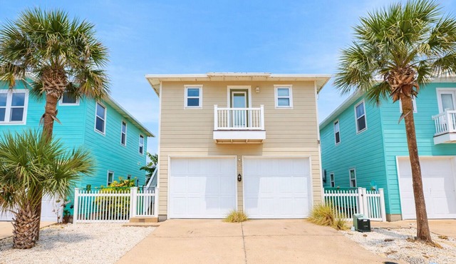 Pet Friendly, Shared Heated Pool, Gated in Village Walk, Golf Cart Accessible