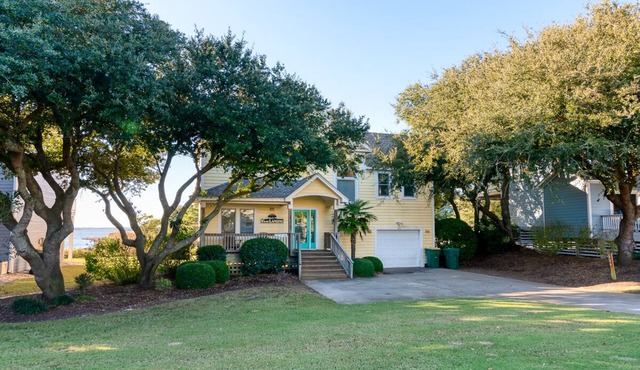 Pet-friendly soundfront Corolla home w/hot tub and Currituck Club amenities!