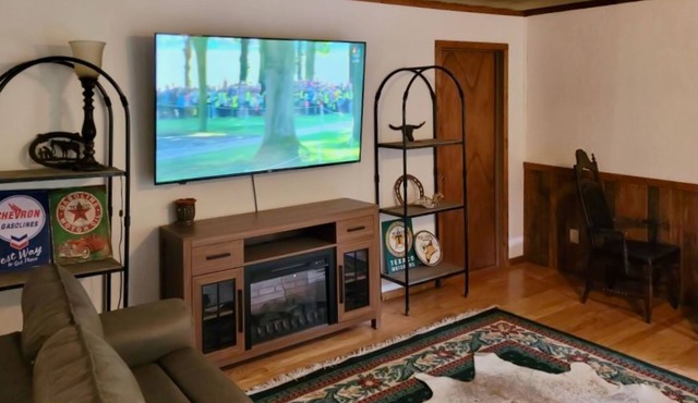 Pet-friendly studio cabin w/shared pool, firepit, lake access