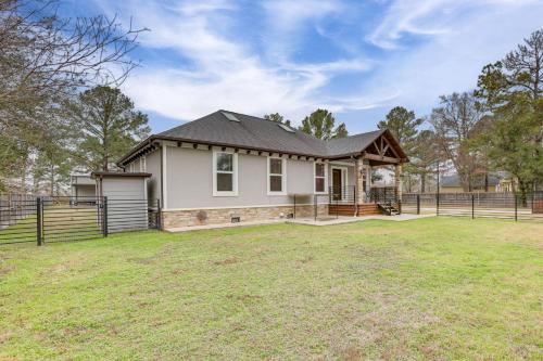 Pets Welcome: Home w/Deck & Patio in Hockley!