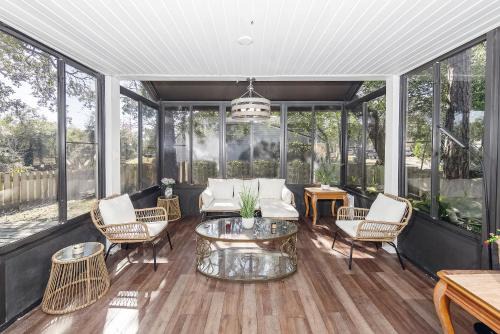 Pond-view, accessible, pet friendly home with EV plug close to beach, TPC, Mayo Clinic