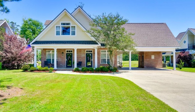Pool Access + Golf View: 5BR Springfield Home