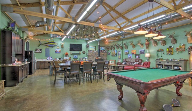 Pool & Fire Pit! 'Outlaw Gameroom' in St Matthews
