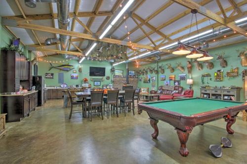 Pool & Fire Pit! 'Outlaw Gameroom' in St Matthews