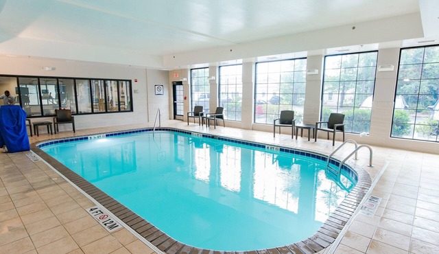 Pool. Gym. Close to Convention Center.