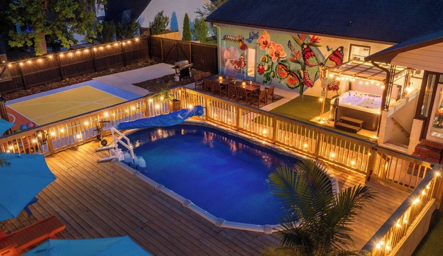 Pool Oasis w/HotTub/FirePit/Games near Uptown